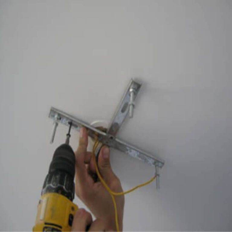 Как повесить люстру на натяжной потолок: как прикрепить люстру к натяжному потолку на крючок, как поставить люстру, подвеска без крюка