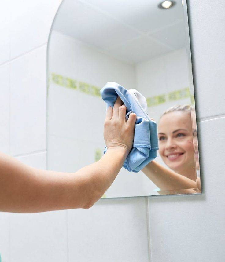 Как помыть зеркало без разводов: описание народных средств и способов чистки зеркал
