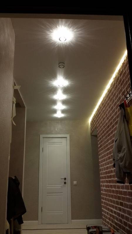 Фото натяжных потолков в зале с люстрой и светильниками - лучшие варианты в интерьере