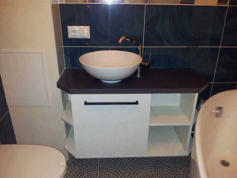 Столешница в ванную комнату под раковину (67 фото): из плитки и мозаики, акриловая и влагостойкая, из гипсокартона и другие варианты. оптимальная высота стола под раковину
