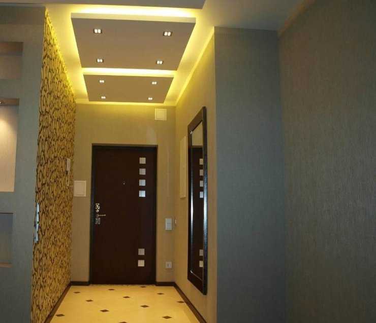 Потолок в коридоре (78 фото): дизайн реечного подвесного потолка в прихожей. какой лучше сделать в маленьком и узком помещении? чем можно отделать потолок? черные и глянцевые навесные потолки