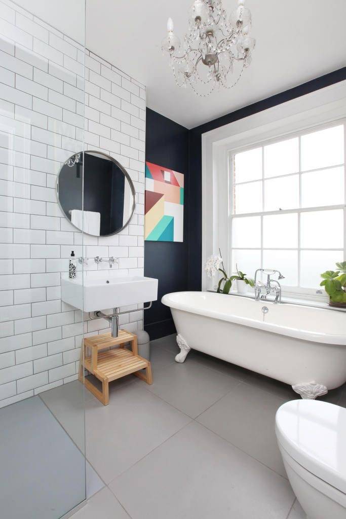 Белая ванная комната (84 фото): дизайн комнаты в белых тонах с яркими акцентами. современные идеи дизайна интерьера маленькой белой ванной со вставками
