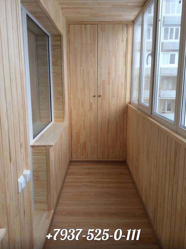 Обшивка балкона вагонкой (66 фото): особенности отделки евровагонкой и деревянной вагонкой, варианты дизайна обшитого балкона