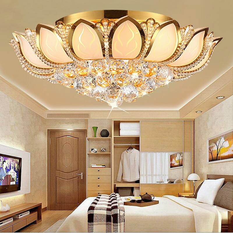 Натяжной потолок в спальню — современные идеи дизайна с подсветкой и без люстры, фото реальных примеров