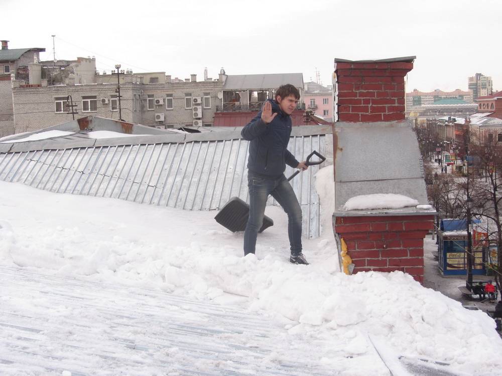 Убрать снег с крыши дома. Очистка крыш от снега. Чистка снега с кровли. Уборка снега с крыши частного дома. Счистить снег с крыши.