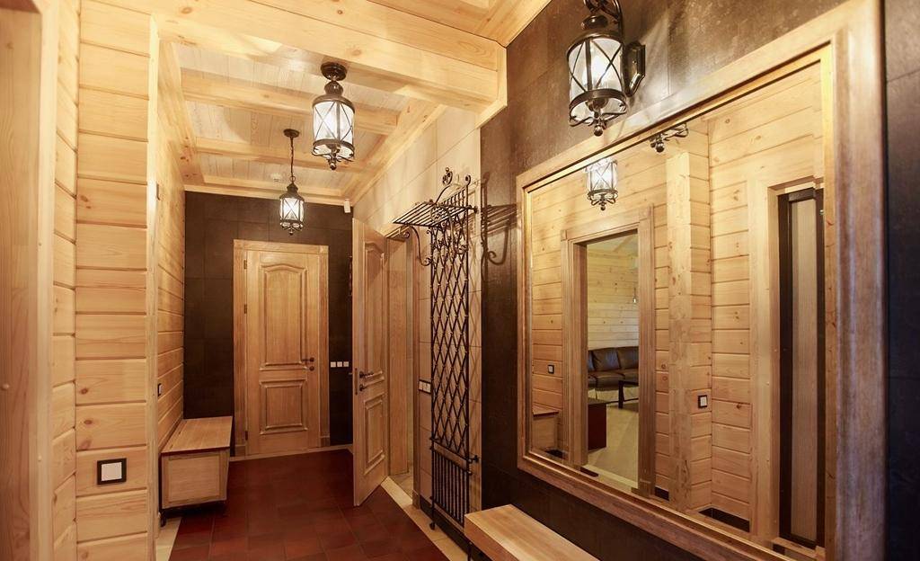 Дизайн прихожей, коридора в частном деревянном доме с окном: интерьер, варианты отделки стен, проект
 - 44 фото