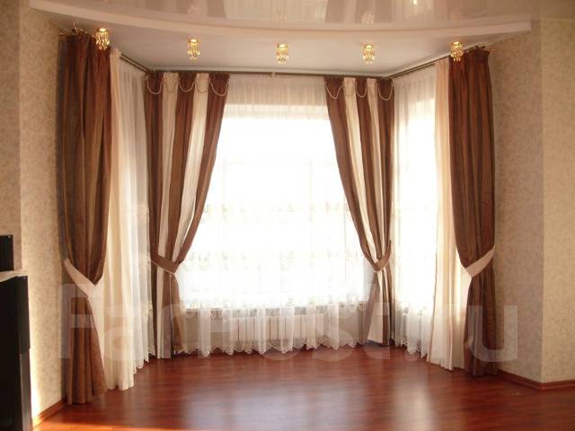 Дизайн штор для гостиной с двумя окнами (50 фото)