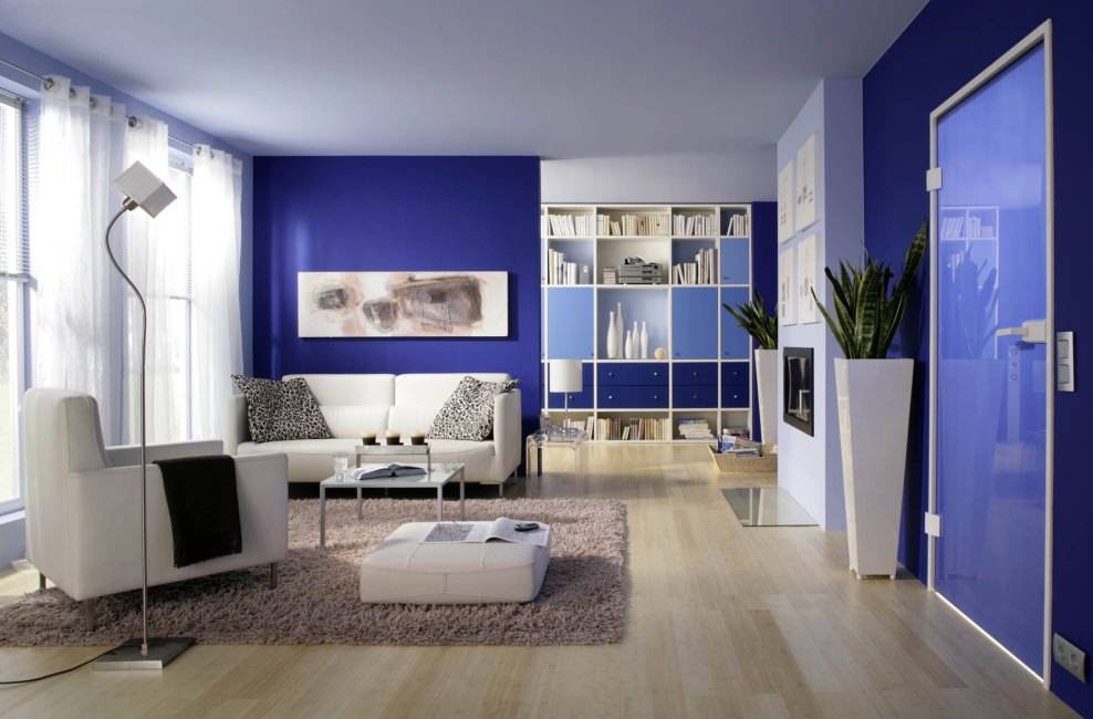 Правильное оформление гостиной комнаты в голубых тонах