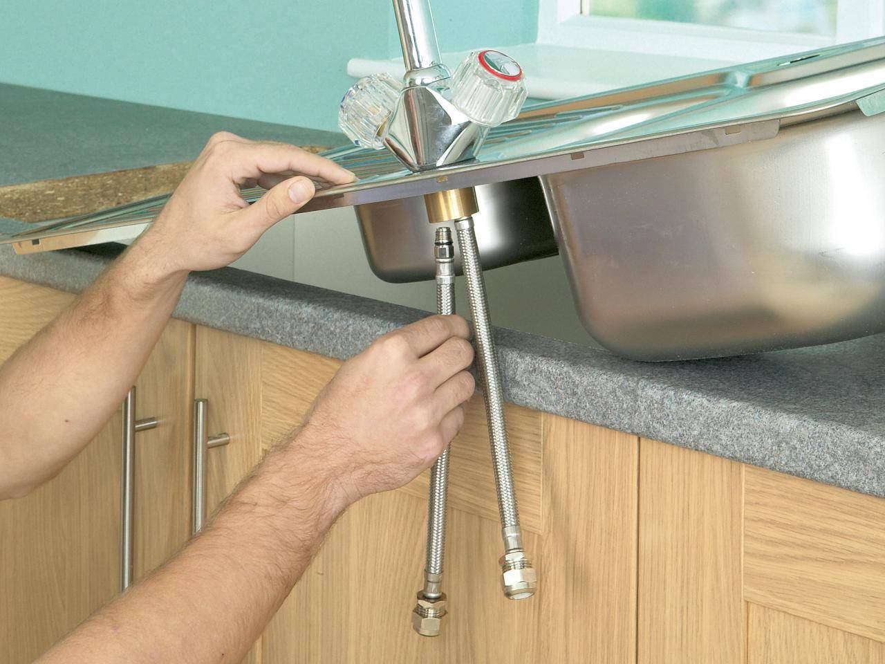 Как подключить раковину: особенности монтажа умывальника и кухонной мойки
