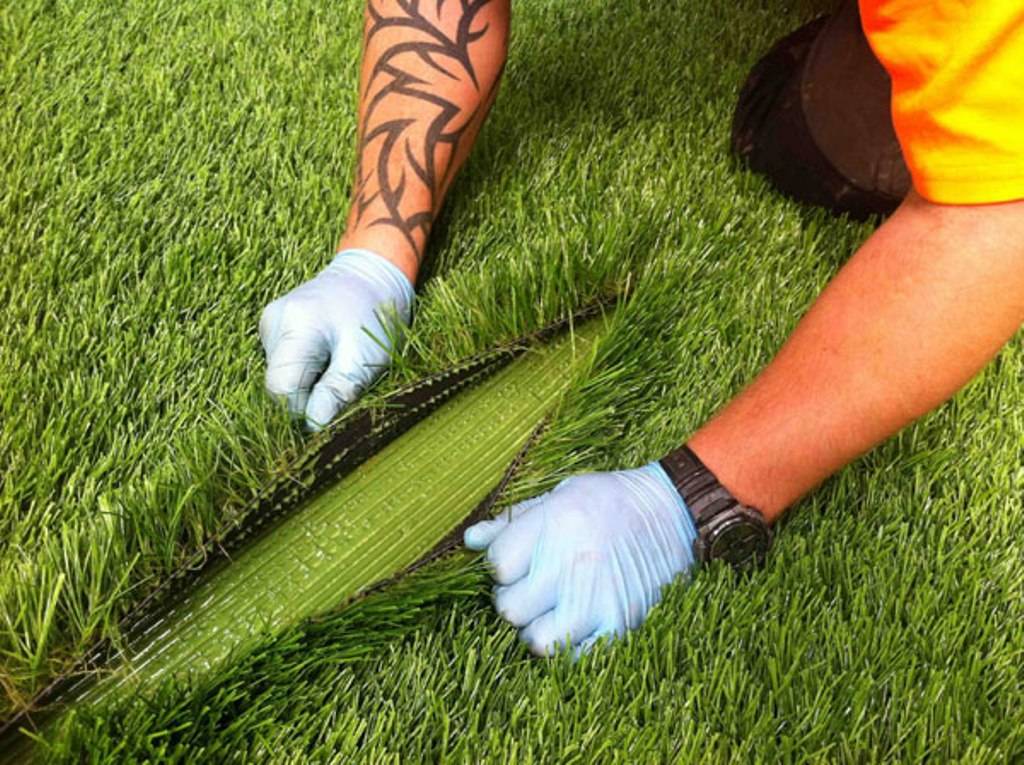 Искусственные газоны (64 фото): настил пластиковой травы и виды. как уложить газон-коврик на даче своими руками? отзывы покупателей