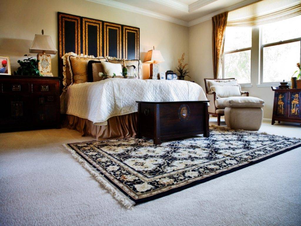 Ковры на пол в зал (118 фото): как выбрать современное ковровое покрытие под интерьер гостиной, стильные модели в классическом стиле