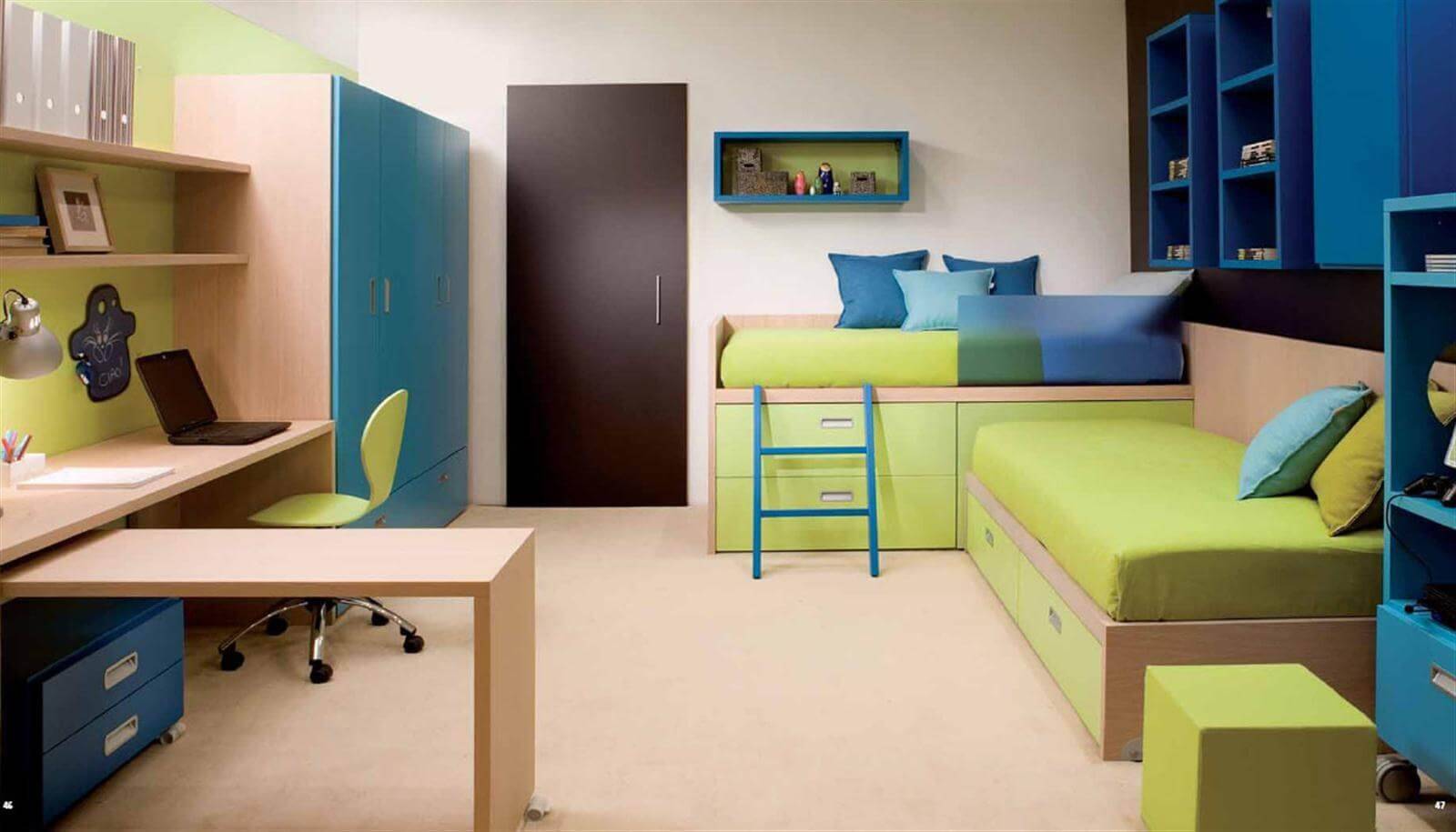 Комната для двух мальчиков разного возраста: дизайн для школьников и подроствов с двумя кроватями, бюджетный интерьер
 - 41 фото