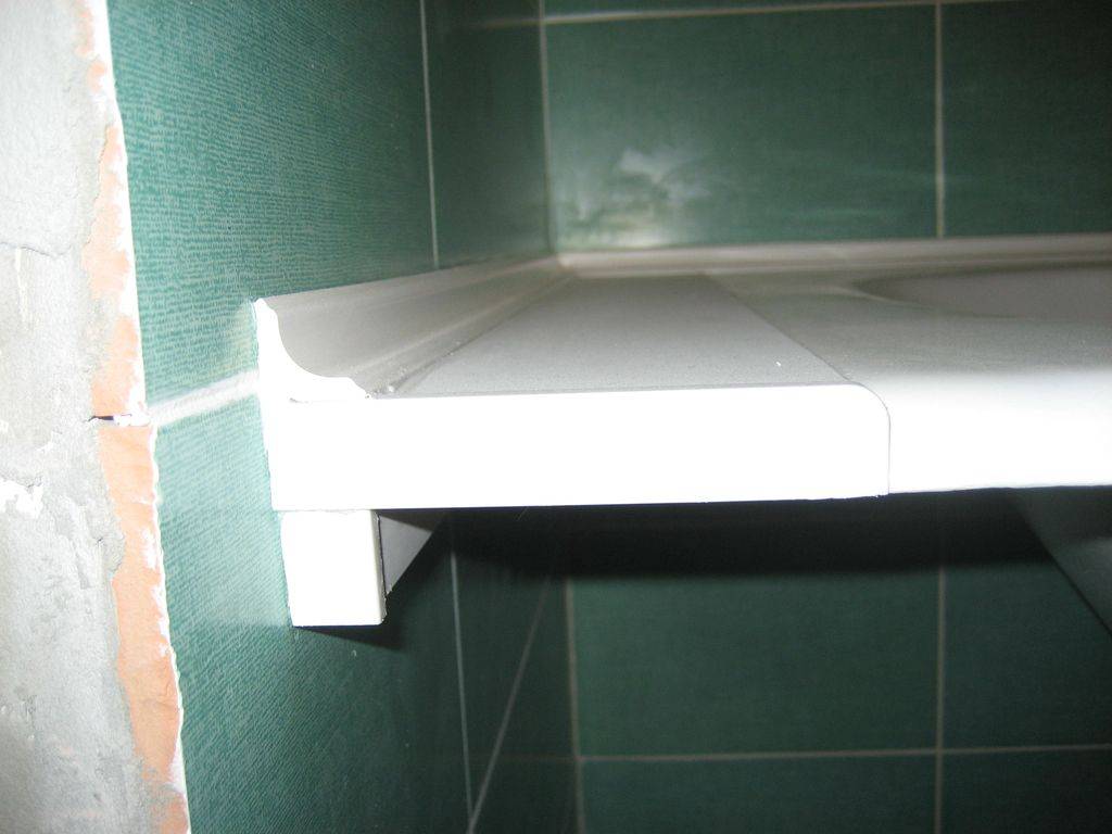 Чем заделать щель между ванной и стеной - 5 вариантов решения проблемы