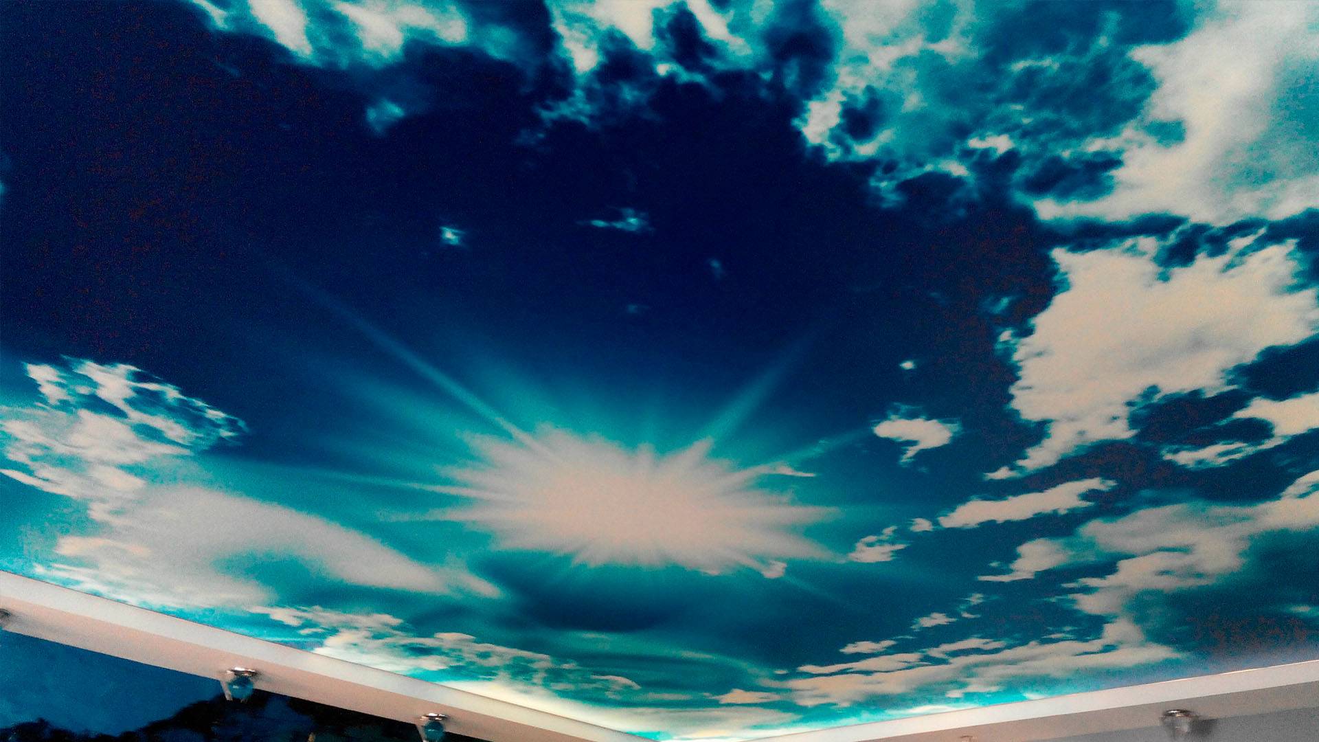 Натяжные потолки «небо с облаками» фото интерьеров