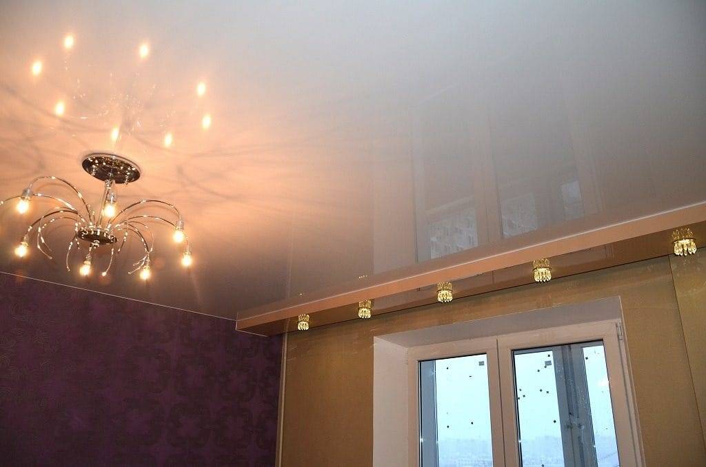 Натяжной потолок в спальню: фото лучших примеров дизайна с подсветкой и без люстры, матовых и глянцевых