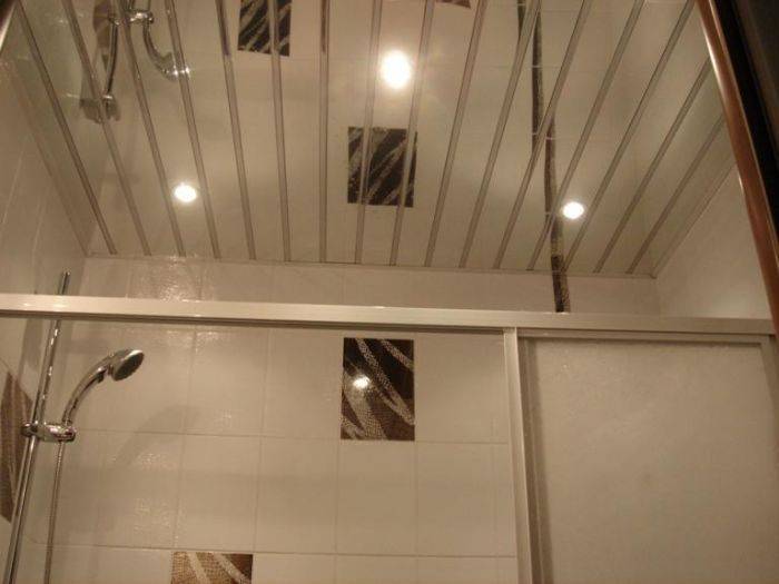 Реечные потолки в ванной комнате – плюсы и минусы, монтаж