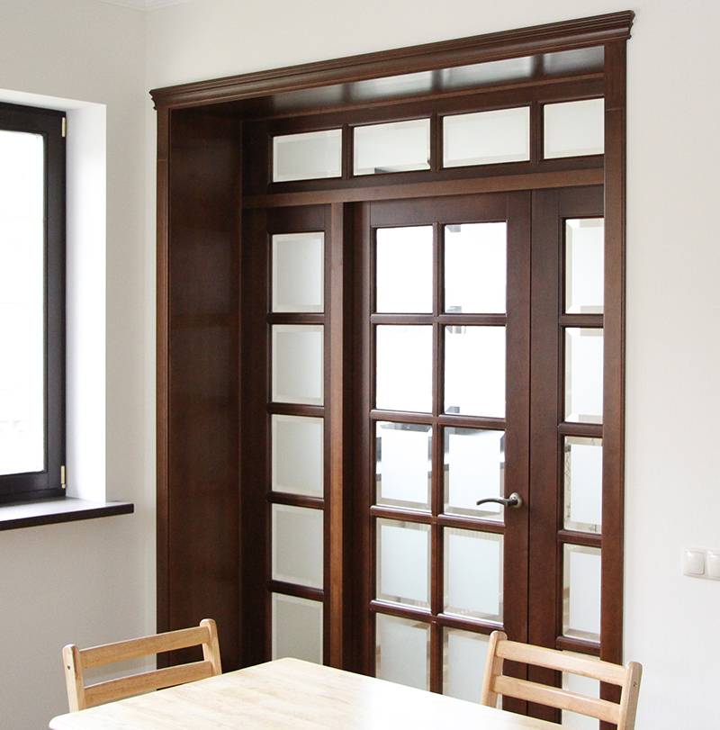Распашные двери (52 фото): двойные стеклянные межкомнатные двери, размеры двустворчатых конструкций