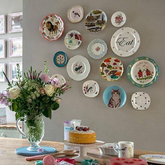 Как украсить интерьер декоративными тарелками на стену