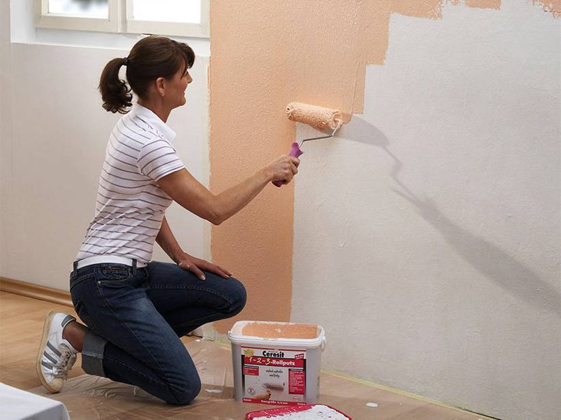 Уютный дизайн: что лучше, покраска стен или обои