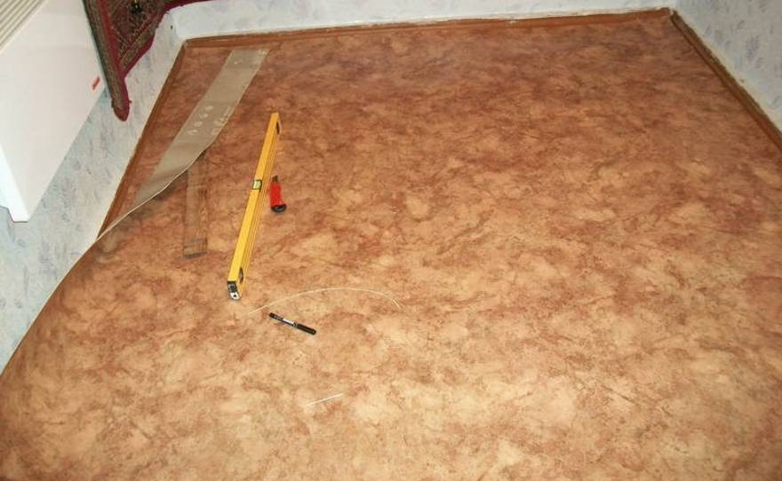 Как положить линолеум на бетонный пол с подложкой правильно: видео-инструкция по монтажу своими руками, фото