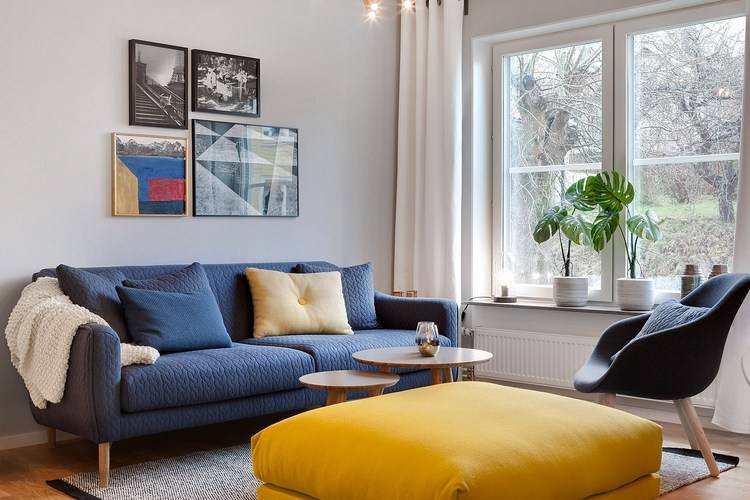 Синий диван – изюминка оригинального интерьера гостиной