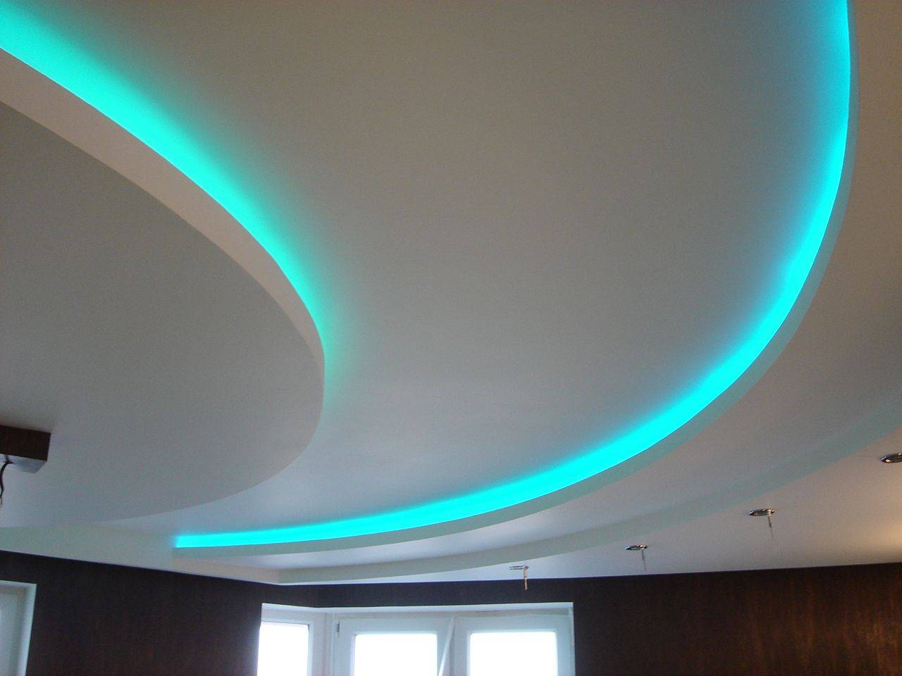 Светодиодная лента под натяжным потолком (33 фото): как сделать и установить подсветку на натяжном потолке, варианты монтажа диодной ленты