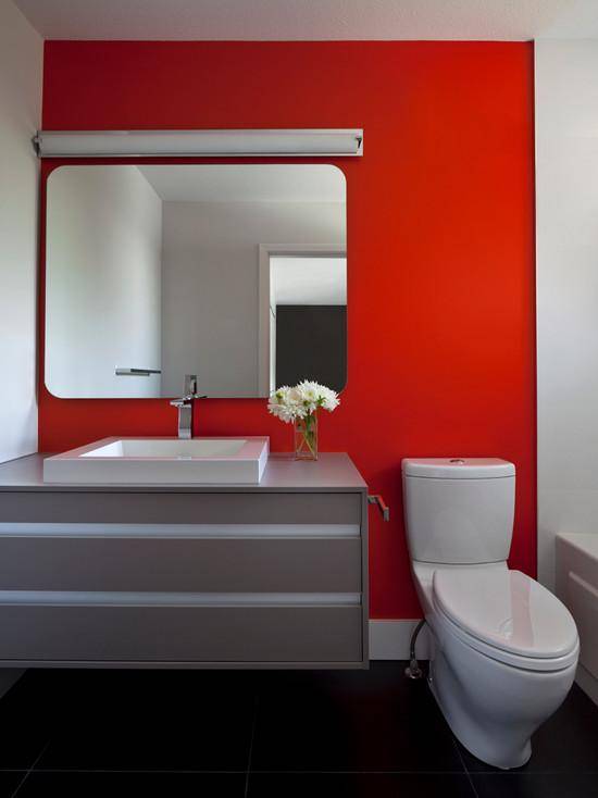 Стильный дизайн красно-белой ванной комнаты