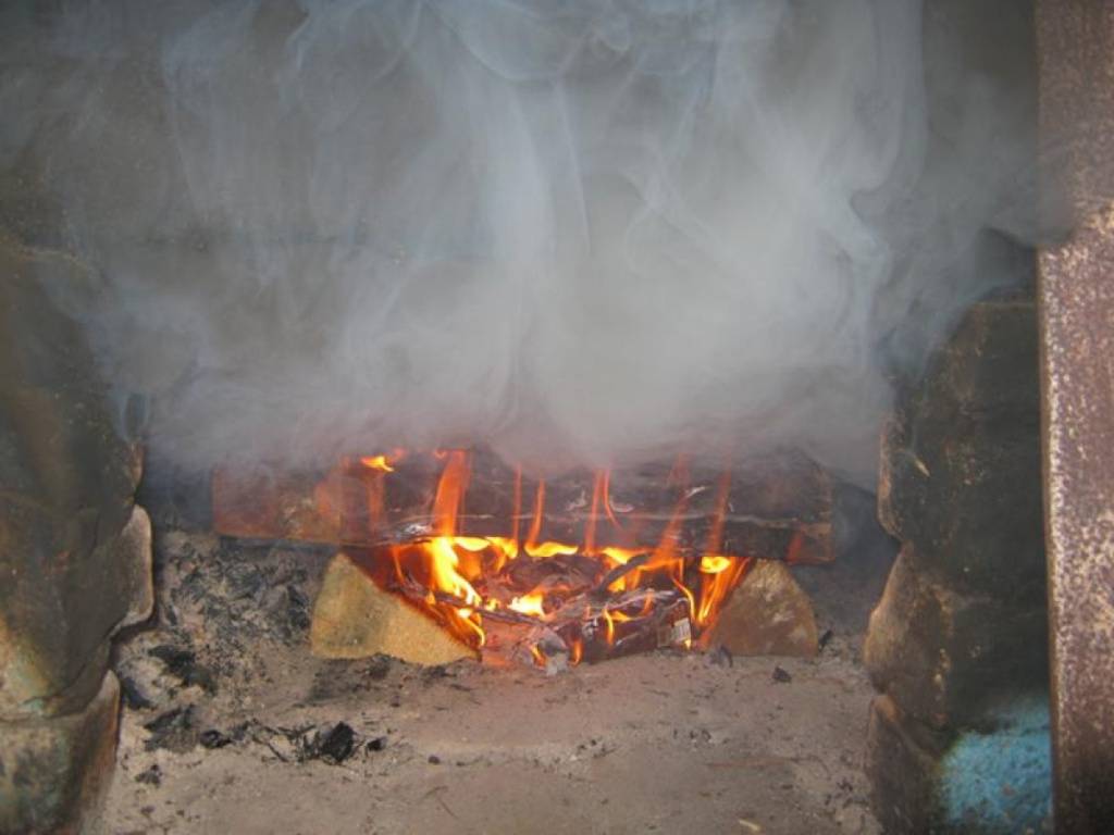 Дымит печь в бане: что делать, почему дымит печка, возможные причины, если идёт дым при открытой дверце || почему в бане дымит печка при топке