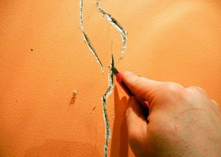 Как заделать трещину в стене внутри квартиры