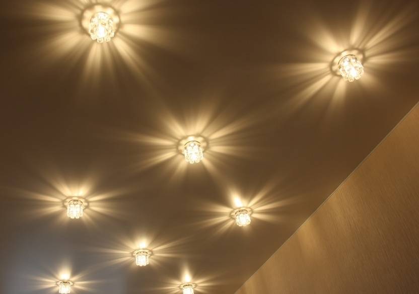 Точечные светильники для натяжных потолков (107 фото): светодиодные споты и варианты расположения лампочек, идеи для дизайна
