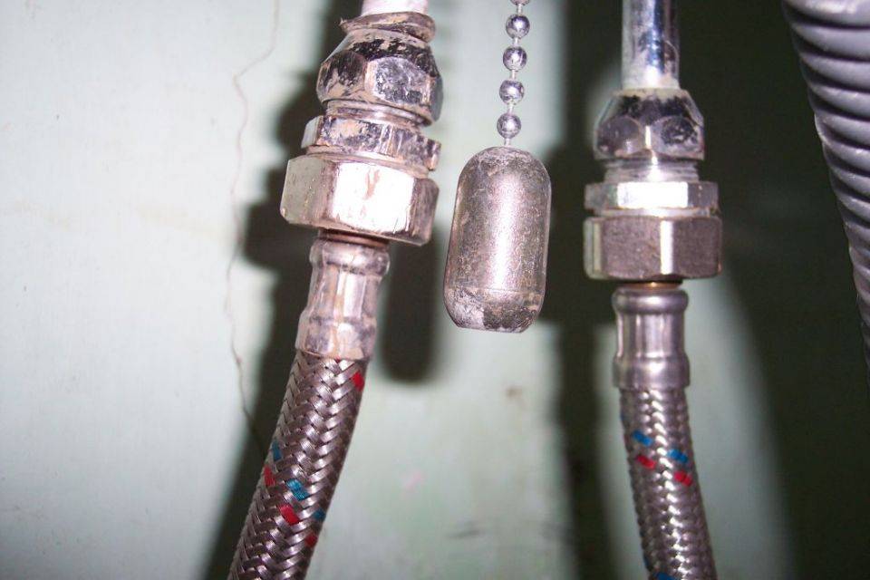 Монтаж греющего кабеля для обогрева труб внутри и снаружи.