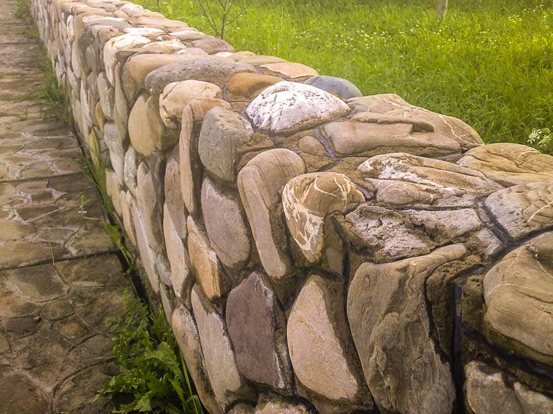 Камни для ландшафтного дизайна (58 фото): искусственные декоративные камни для ландшафта, галька для сада