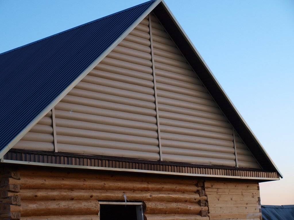 Как можно сделать фронтон двухскатной крыши?