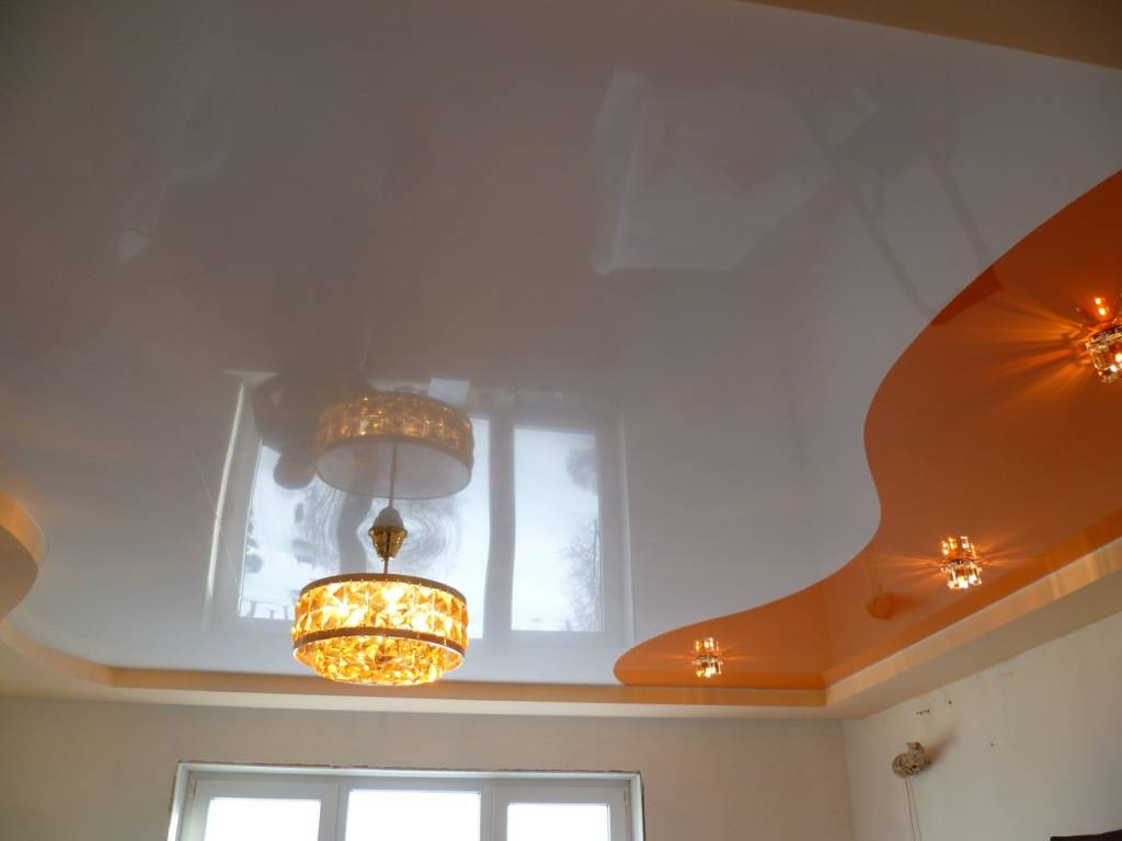 Натяжной потолок в спальню: фото лучших примеров дизайна с подсветкой и без люстры, матовых и глянцевых