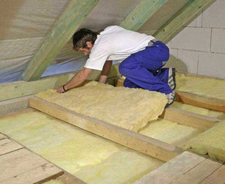 Как сделать утепление потолка в частном доме своими руками – выбор материала, правила монтажа