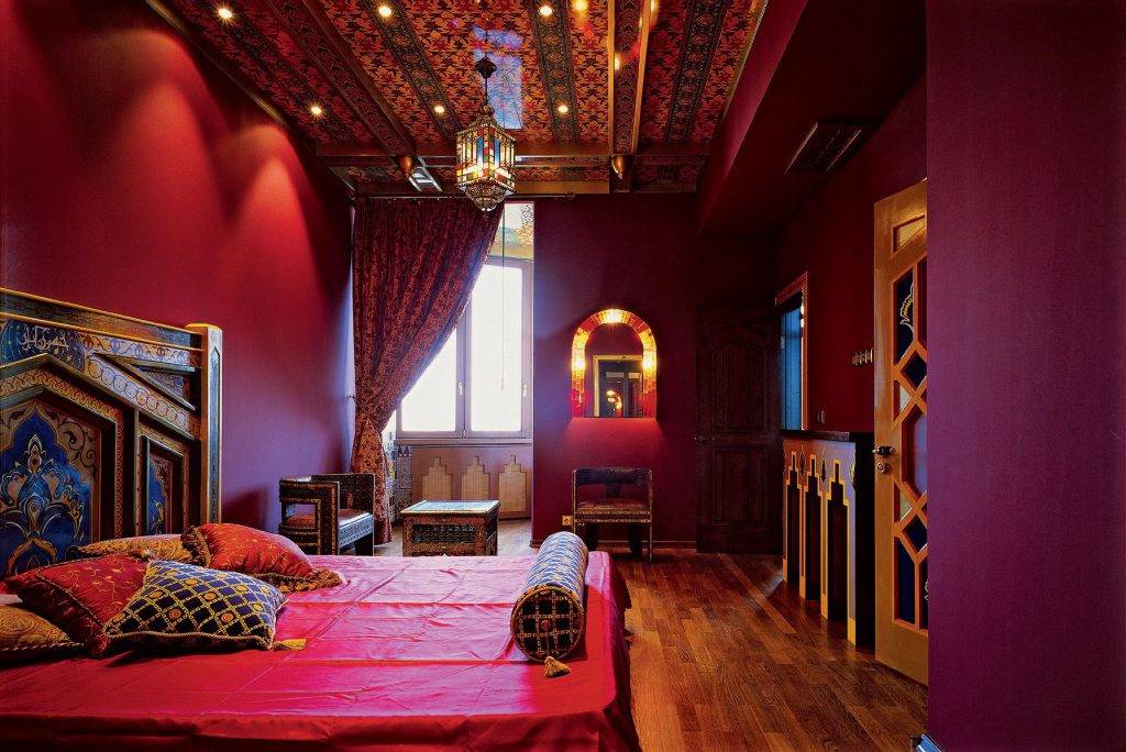 Восточный стиль в интерьере (94 фото): мебель для комнаты в арабском стиле, декор стен и дизайн, оформление потолка и выбор обоев