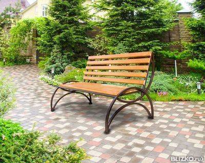Использование кованых скамеек и другой мебели в дизайне сада
