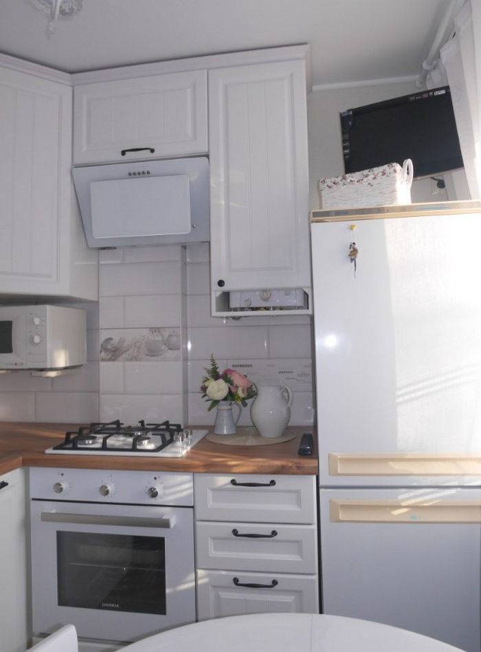 Решаем проблему маленькой кухни: как удачно вписать холодильник и газовую колонку в дизайн
