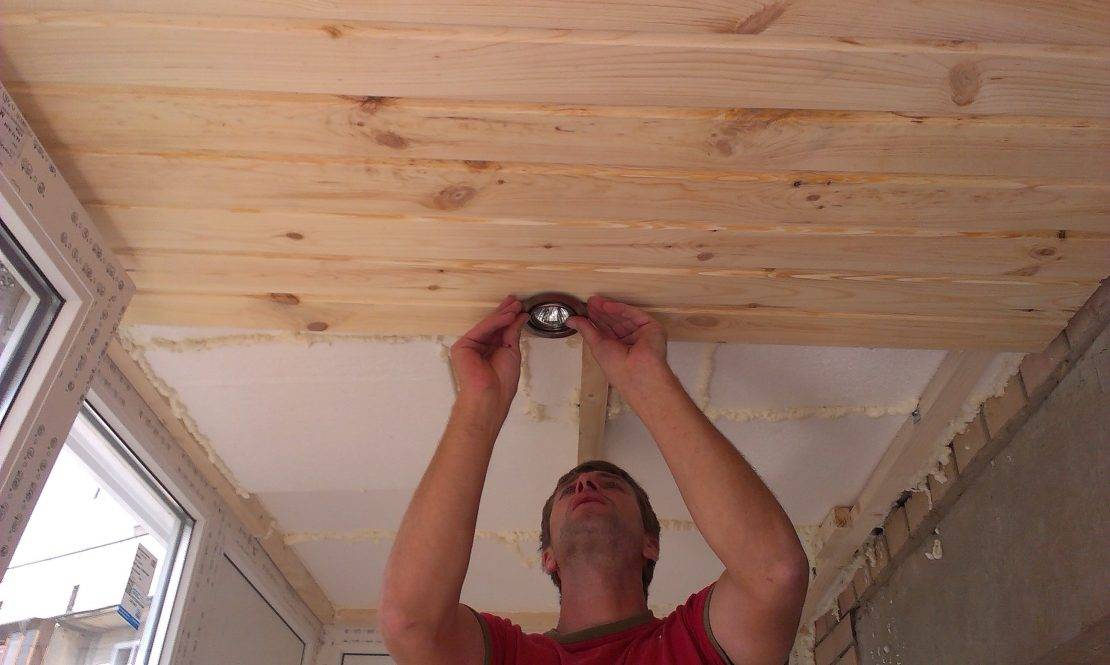 Потолок из вагонки: видео-инструкция по монтажу деревянной евровагонки своими руками, фото