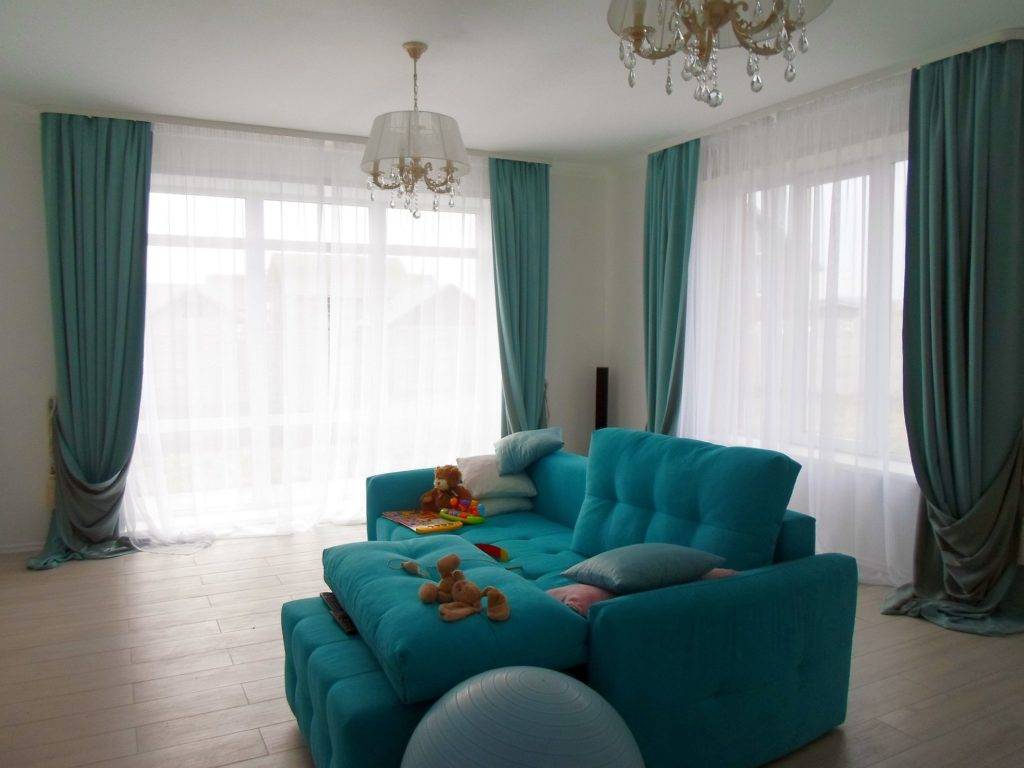 Бирюзовые шторы (45 фото в интерьере): занавески цвета бирюзы в гостиной и на кухне, в спальне, сочетание с коричневым и бежевым