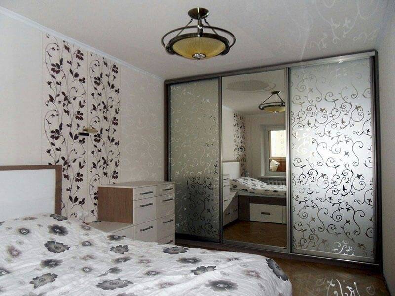 Встраиваемый шкаф в спальню (135 фото): идеи дизайна и планировки помещения