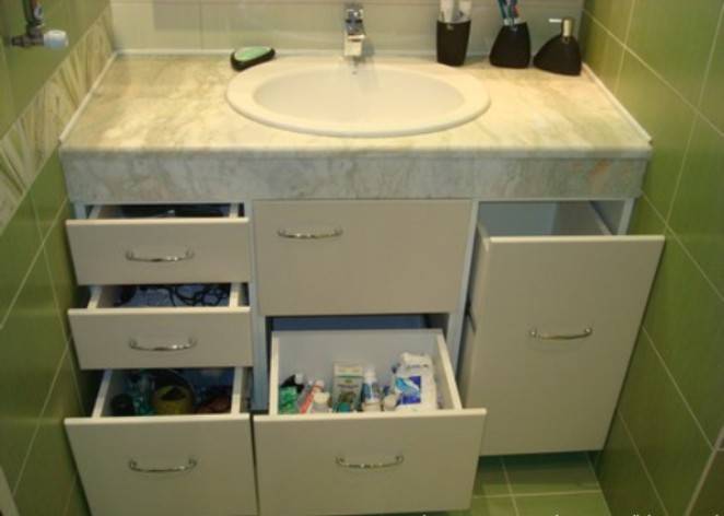 Столешница в ванную – возможные материалы и сочетания с интерьером стен (110 фото)