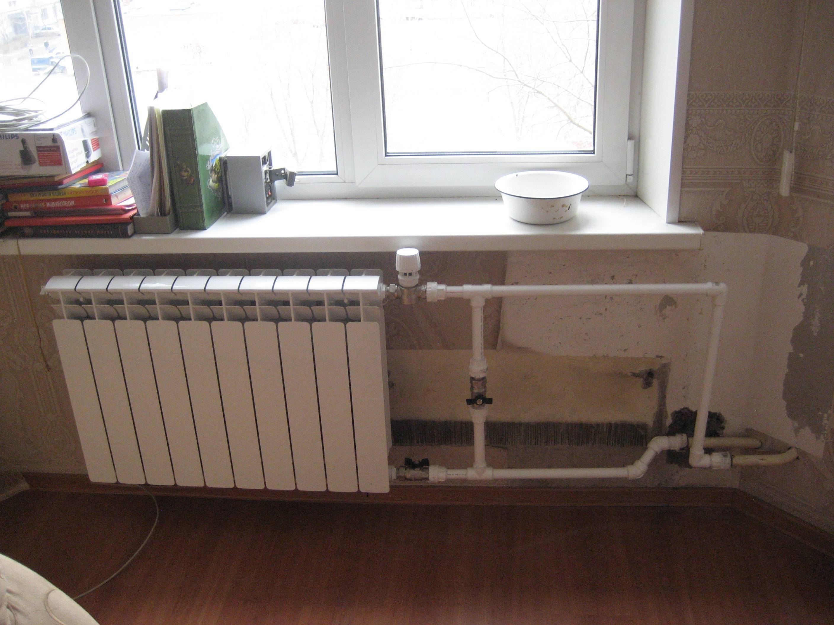 Замена старого радиатора. Батарея отопления радиаторы. Радиатор отопления в квартире. Монтаж радиаторов. Установленный радиатор отопления.