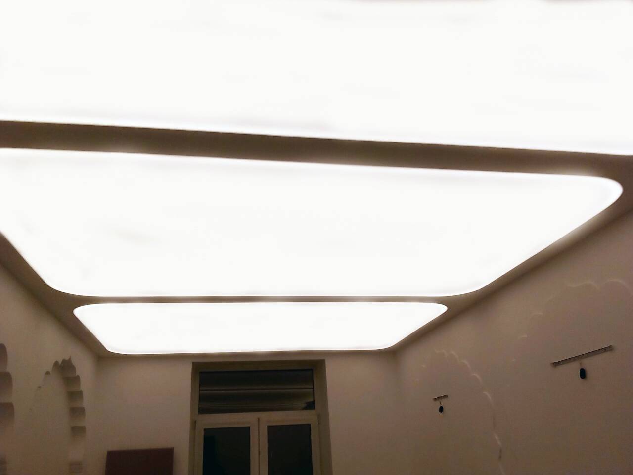 Натяжной потолок с подсветкой: виды (по периметру, внутри), цвет, идеи для разных типов потолков
