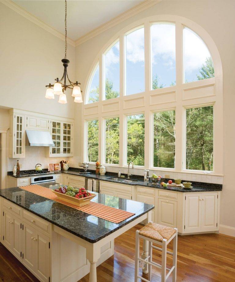 Кухня с окном в загородном доме: 100 фото идей интерьера