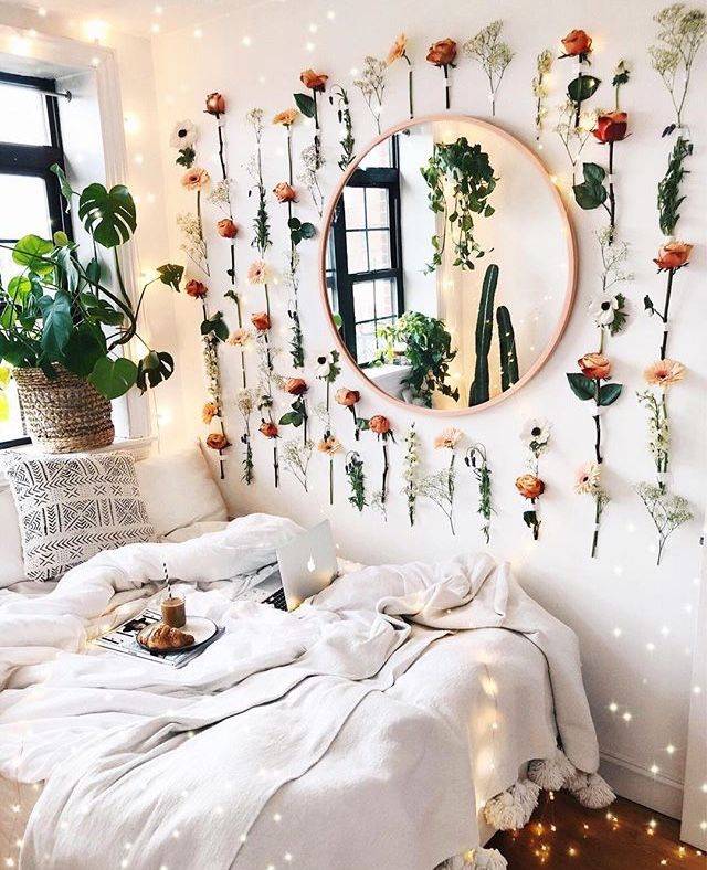 Как красиво украсить свою комнату: летний и зимний декор
 - 24 фото