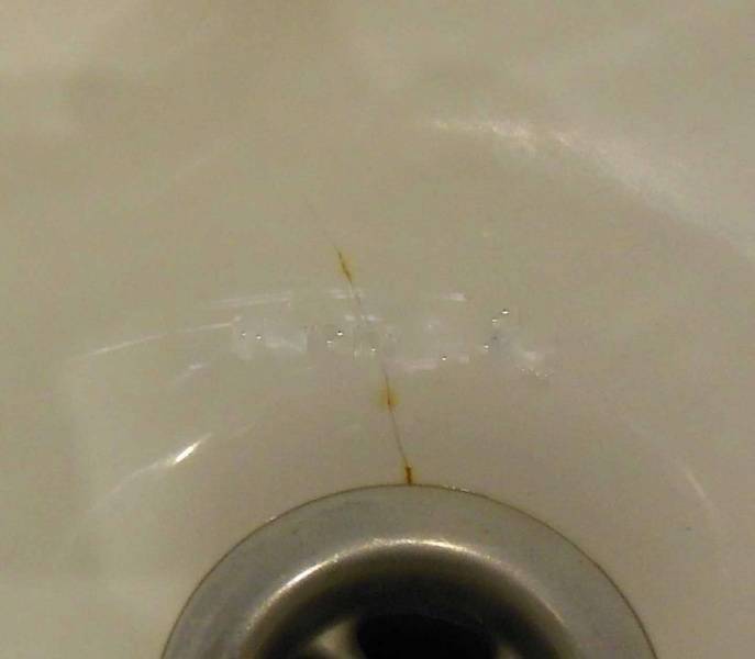 Как убрать царапину на акриловой ванне, удалить сколы, трещины, пробоины на поверхности своими руками в домашних условиях?