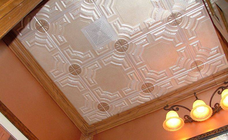 Покраска потолочной плитки из пенопласта