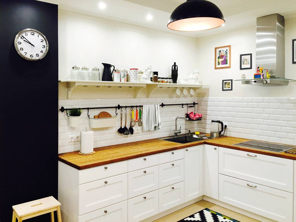 10 полезных идей для оформления места над кухонными шкафами