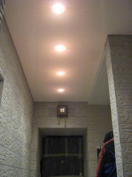 Натяжной потолок в коридоре: дизайн, 9 фото